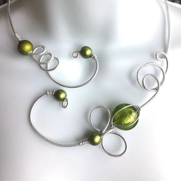 Collier ouvert vert, collier funky vert, collier vert en fil d'aluminium, collier vert, collier design, collier unique