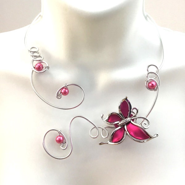 Bijoux de mariage fuchsia faits avec des papillons fuchsia, style collier ouvert, faits avec du fil d'aluminium argenté