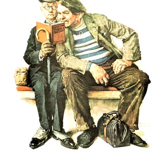 Könnte beinhalten: Eine Vintage-Illustration von zwei Männern, die auf einer Bank sitzen. Der Mann links trägt einen schwarzen Bowlerhut, eine Brille und einen Anzug. Er liest ein Buch mit dem Titel "Detective Stories" dem Mann rechts vor. Der Mann rechts trägt eine grüne Mütze, ein gestreiftes Hemd und eine karierte Jacke. Er hat einen Koffer neben sich.