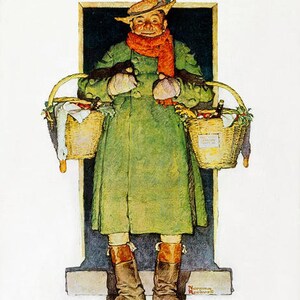 Könnte beinhalten: Ein Mann in einem grünen Mantel, rotem Schal und einem Hut mit Stechpalme trägt zwei Weidenkörbe voller Geschenke. Der Text "merrie Christmas" ist unten im Bild in Rot geschrieben.