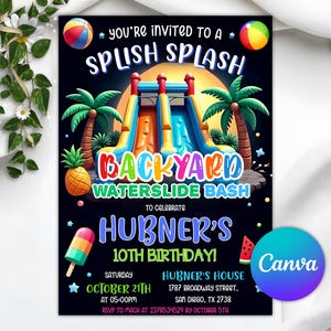 Puede incluir: Una invitación de fiesta con un diseño vibrante. El texto dice "Estás invitado a un Splish Splash Backyard Waterslide Bash" para celebrar el décimo cumpleaños de Hubner. Incluye un tobogán acuático, palmeras y un helado.