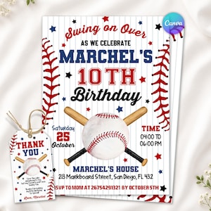 Puede incluir: Una invitación de cumpleaños con temática de béisbol y una etiqueta de agradecimiento a juego con fondo blanco, rayas azules finas, bordes de costuras de béisbol rojas, una pelota central con bates cruzados y texto de cumpleaños.