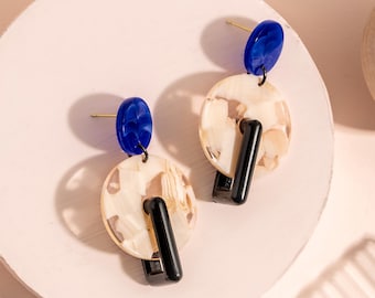 MARMO Statement resin earrings with marbled circle and rectangle link in white / mustard or blue / ivory with gold plated ear posts