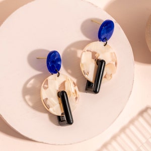 Boucles d'oreilles en résine MARMO Statement avec cercle marbré et lien rectangle en blanc/moutarde ou bleu/ivoire avec tiges d'oreille plaquées or image 1