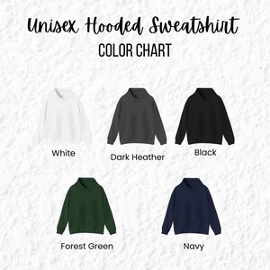 Puede incluir: Una carta de colores para sudaderas con capucha unisex. La carta muestra cinco colores diferentes: blanco, gris jaspeado oscuro, negro, verde bosque y azul marino. Cada sudadera se muestra con capucha y bolsillo delantero.