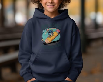 Może przedstawiać: Granatowa bluza z kapturem z grafiką deskorolkarza na gigantycznej ołówku. Ilustracja przedstawia deskorolkarza w akcji, z napisem "Skate the Pencil Bus". Bluza ma przednią kieszeń i kaptur.