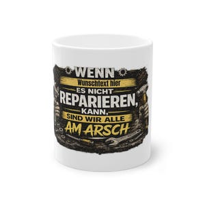 Könnte beinhalten: Weißer Keramikbecher mit einem humorvollen Design. Der Becher zeigt Text auf Deutsch, darunter die Wörter "WENN", "REPARIEREN" und "AM ARSCH", sowie verschiedene Werkzeuge. Das Design ist in Schwarz und Gelb gehalten.