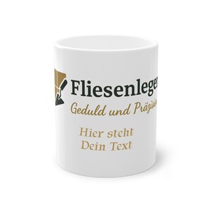 Könnte beinhalten: Weißer Keramikbecher mit dem Text "Fliesenleger Geduld und Präzision" in schwarzer und goldener Schrift. Der Becher trägt auch den Text "Hier steht Dein Text" in Gold. Auf der linken Seite des Bechers befindet sich eine braune und schwarze Grafik.