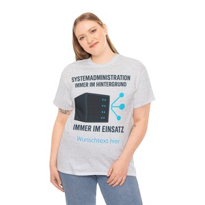 Könnte beinhalten: Hellgraues T-Shirt mit dem Text "SYSTEMADMINISTRATION IMMER IM HINTERGRUND IMMER IM EINSATZ Wunschtext hier." Das Shirt zeigt eine Grafik eines Servers und ein blaues Netzwerkdiagramm.