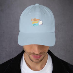 Volg je ziel, vaderhoed – Spookpet in pastelkleur borduurwerk | Kawaii spookhonkbalpet | Spiritueel cadeau-idee, unisex