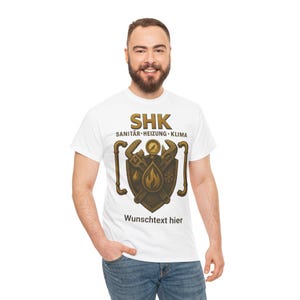 May include: White t-shirt featuring a gold-colored emblem with the text "SHK SANITÄR•HEIZUNG•KLIMA" and "Wunschtext hier". The emblem includes a wrench, a flame, and a snowflake design.