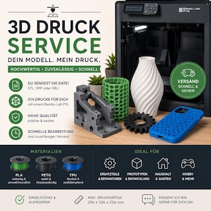 Könnte beinhalten: Eine 3D-Druck-Service-Anzeige mit einem Bambu Lab P1S Drucker, einer grauen mechanischen Halterung, einem grünen Waben-Zylinder, einer weißen Spiralvase, einem schwarzen Zahnrad und einer blauen Handyhülle. Text: 3D DRUCK SERVICE und 256 x 256 x 256 mm.