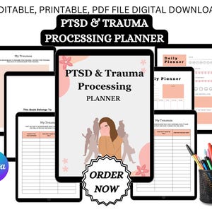 Puede incluir: Un planificador digital para procesar el trastorno de estrés postraumático (TEPT) y el trauma. El planificador incluye secciones para la planificación diaria, el seguimiento de los desencadenantes del trauma y la elaboración de un diario. La portada presenta un diseño floral rosa y blanco con una mujer en el centro. El texto "PTSD & Trauma Processing Planner" se muestra en letras negras en negrita.