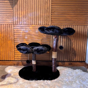 豪華な花が付いた黒い花柄のキャットツリー、天然木のベース、スタイリッシュな猫用家具、猫の家、大型猫用のキャットツリー