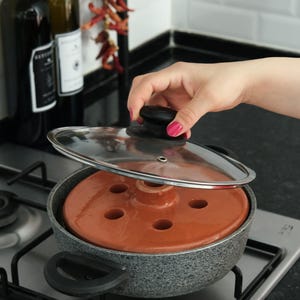 Handgemaakte, ongeglazuurde terracotta potdeksel – bakgewicht met druivenbladmotief (medium, 21 cm)