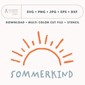 Könnte beinhalten: Ein digitaler Download einer handgezeichneten Sonne mit Strahlen in Orange, mit dem Text "SOMMERKIND" in Hellblau darunter.