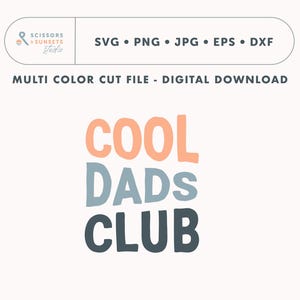 Könnte beinhalten: Eine digitale Download-Datei für ein mehrfarbiges Schnittmuster-Design, das "COOL DADS CLUB" in einer verspielten Schriftart zeigt. Die Wörter sind übereinander gestapelt, wobei "COOL" in Pfirsich, "DADS" in Hellblau und "CLUB" in Dunkelgrau gehalten sind.