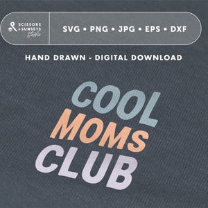Könnte beinhalten: Auf einem marineblauen Hintergrund steht der Text "COOL MOMS CLUB" in Pastellfarben. Die Wörter sind diagonal gestapelt. Über dem Text befindet sich ein weißes Banner mit dem Text "SVG • PNG • JPG • EPS • DXX". Die Worte "HAND DRAWN - DIGITAL DOWNLOAD" sind ebenfalls sichtbar.