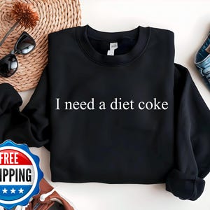 Sudadera con la frase &quot;Necesito una Coca-Cola Light&quot;, botellas de Coca-Cola Light, regalo para los amantes de la Coca-Cola Light, regalo de cuello redondo con gaseosas, sudadera divertida con el dicho &quot;Amante de las gaseosas&quot;, Coca-Cola divertida