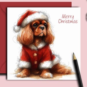 Op de afbeelding: Een kerstkaart met een Cavalier King Charles Spaniel met een kerstmuts en jas. De hond is bruin en wit, met de tekst "Merry Christmas" in het rood. Een rode envelop en een potlood zijn ook zichtbaar.