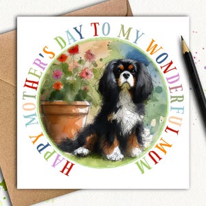 Carte de fête des mères tricolore avec chien CAVALIER KING CHARLES (jardin) Une carte de fête des mères représentant le beau cavalier, à offrir à une maman cette année