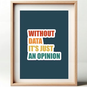 Może przedstawiać: Oprawiony wydruk z napisem "WITHOUT DATA IT'S JUST AN OPINION" w kolorowej, retro czcionce. Grafika umieszczona jest na ciemnoniebieskim tle i oprawiona w jasną drewnianą ramę.