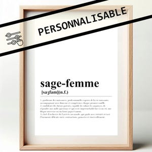 Peut inclure: Un cadre en bois clair contenant une impression avec le mot "sage-femme" en noir, accompagné d'une définition. Le mot "PERSONNALISABLE" est imprimé en diagonale en haut du cadre.