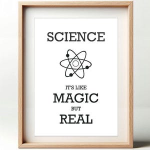 Peut inclure: Impression encadrée avec le mot « SCIENCE » au-dessus d'un symbole d'atome et le texte « IT'S LIKE MAGIC BUT REAL » en noir. Le cadre est en bois clair, et le fond est blanc.