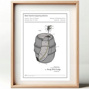 Può includere: Un disegno in bianco e nero di un dispositivo di presa per fusti di birra. Il disegno mostra una vista in sezione del fusto con un rubinetto e un tubo. Il testo sul disegno recita "Beer barrel tapping device", "Inventor: Victor H. Chatten", "Patented: Nov. 27, 1962", "Assignee: Anheuser-Busch Inc.", "Patent N: 3,065,585", e "FIG. 1".