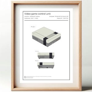 Könnte beinhalten: Eine Schwarzweiß-Zeichnung einer Videospielsteuerung. Die Zeichnung ist mit "Videospielsteuerung" beschriftet und enthält den Erfinder, das Veröffentlichungsdatum, den Rechtsnachfolger und die Patentnummer. Die Zeichnung zeigt drei verschiedene Ansichten der Steuerung.