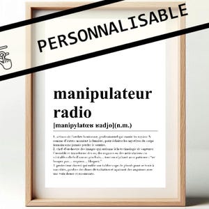 Peut inclure: Un cadre avec le mot "PERSONNALISABLE" et un graphique de curseurs. L'impression présente les mots "manipulateur radio" en gras, avec une définition en dessous en français. Le cadre est de couleur marron clair.