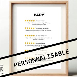Może przedstawiać: Drukowany plakat z humorystycznym systemem oceny dla dziadka, zwanego "Papy". Plakat zawiera pięciogwiazdkowe oceny za takie cechy jak "złote serce", "najlepszy opowiadacz historii" i "wie, jak wszystko naprawić". Plakat jest oprawiony w jasną drewnianą ramę.