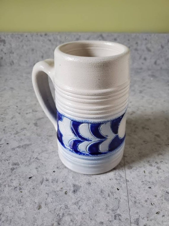 Williamsburg Pottery Stoneware Salt Glaze Mug 3 1/2” Blue Leaves 