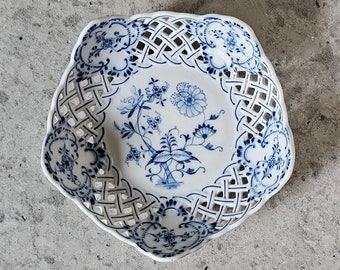 Small Vintage Porcelain Reticulated Openwork MEISSEN “BLUE ONION” Pattern Serving Bowl Candy Dish Trinket Dish