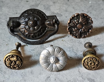 Tiradores y pomos vintage, juego de 5, varios estilos, de mediados de siglo o anteriores.