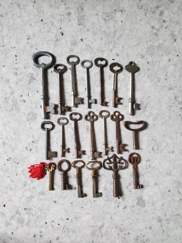 4 Vintage Solid Barrel Skeleton Keys In A Variety Of Cuts And Sizes