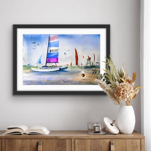 Pu&ograve; includere: Un dipinto ad acquerello di una barca a vela su una spiaggia con una torretta di salvataggio sullo sfondo. La barca a vela ha una vela blu, bianca e rosa con il numero 104753 su di essa. La torretta di salvataggio &egrave; rossa e ha una persona seduta in cima.