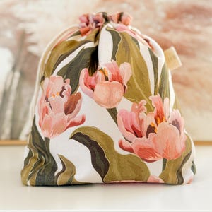 Draw string project bag for knitting and crocheting - floral woven cotton bag - size S with divided pockets