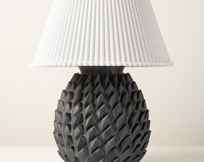 Geometric Scale Table Lamp – Sculptural Bedside Lamp, 3D Printed, Tripod Base, Custom Color