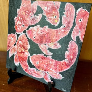 Koi rojo, carpa o pez dorado. Pintura con motivos únicos. Acrílico, tinta sobre cartón. 25 x 25 cm. Decoración del hogar.