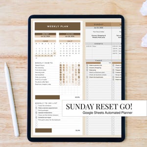 Peut inclure: Un planificateur hebdomadaire numérique affiché sur une tablette. Le planificateur comprend des sections pour les plans hebdomadaires, les habitudes, les listes de tâches et les tâches. Le texte "SUNDAY RESET GO!" et "Google Sheets Automated Planner" sont visibles.