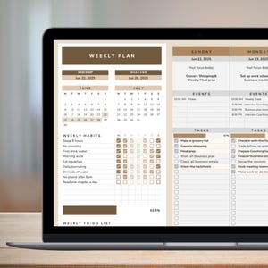 Puede incluir: Un planificador semanal digital que se muestra en la pantalla de una computadora portátil. El planificador presenta secciones para hábitos semanales, listas de tareas y eventos diarios. El diseño incluye un diseño de calendario con casillas de verificación.