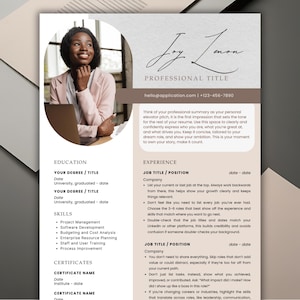 Op de afbeelding: Een cv-sjabloon met een foto van een lachende persoon, met secties voor opleiding, vaardigheden en ervaring. Het ontwerp bevat een lichtroze en bruin kleurenschema, met de naam "Joy Lemon" bovenaan. Contactgegevens zijn ook opgenomen.