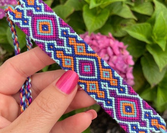 Friendship bracelet in bold colors with diamond and flame pattern - handmade macrame jewelry