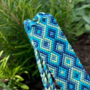 Wide friendship bracelet with diamond flame pattern in green and blue