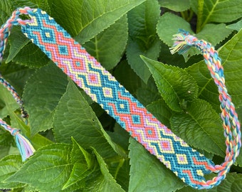 Friendship Bracelet with diamonds and wavy lines - handmade macrame jewelry