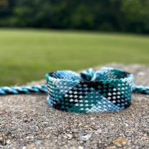 Bracelet de l'amitié à carreaux dans les tons noir, blanc, bleu et bleu sarcelle