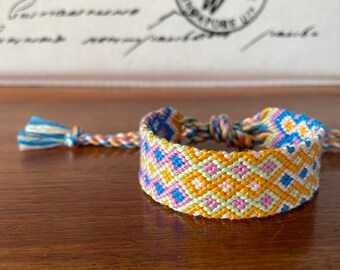 Friendship Bracelet with diamond pattern - handmade macrame bracelet