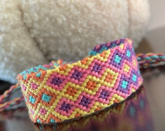 Friendship Bracelet with diamond pattern - handmade macrame jewelry