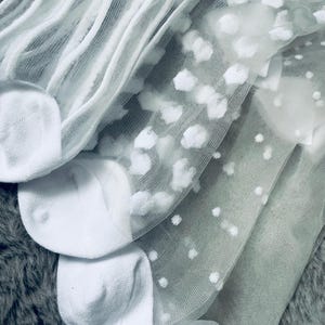 4 weiße Damensocken zur Wadenmitte, dünne Kristallseide, atmungsaktiv Frühling/Sommer, dehnbare Polyestermischung, maschinenwaschbar, süße Socken